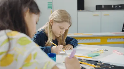 Kinder beim Zeichnen im Klassenzimmer