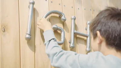 Kinder lernen Buchstaben auf dem Spielplatz